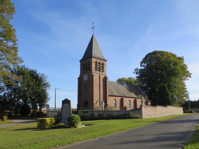Vue générale de l'église et du moment aux morts