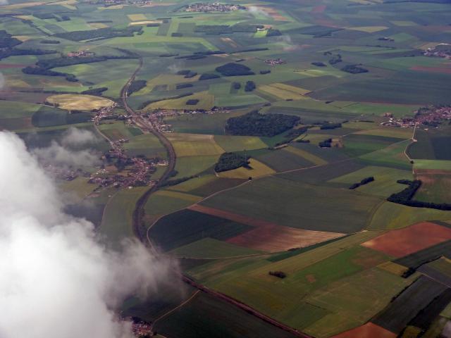 Vue aérienne de Bacouël et de la gare de Breteuil-Embranchement (Oise), France.