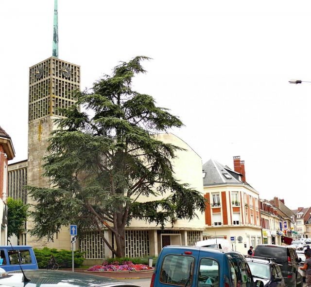 L'église moderne de Breteuil (Oise - Picardie - France) et la rue principale
