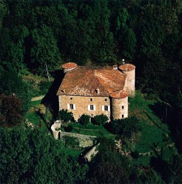 Vue d'ensemble du Château du Pin (16e siècle), à Fabras (Ardèche, France).