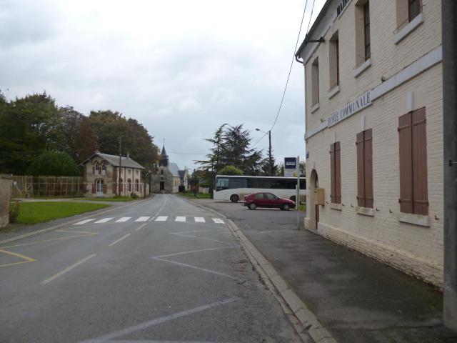 Vue de la commune de Tartigny, avec la maire et l'école (au premier plan à droite), l'église Saint-Martin au fond, et les premiers…