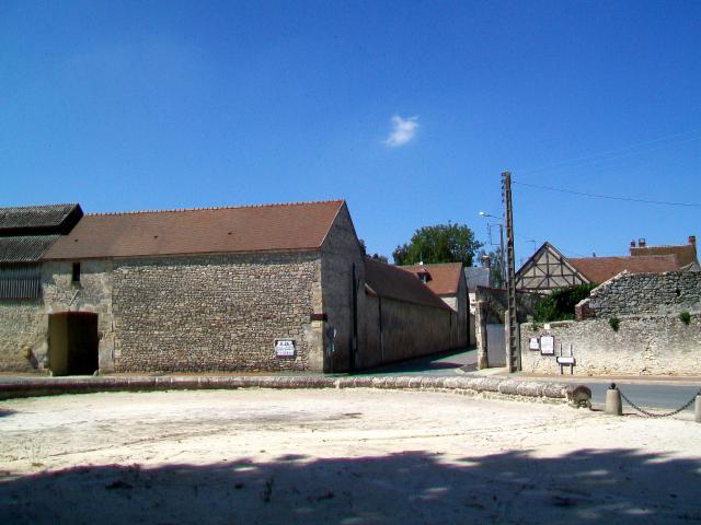 L'ancien abreuvoir et la ferme au nord de la place Viat-Bierry ; vue dans la rue Charles-de-la-Bédoyère.