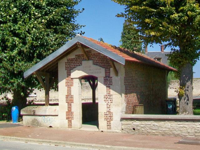 La place Viat-Bierry ; ancien lavoir donné à la commune par M. et Mme Viat en 1884. Il n'y a plus de bassin.