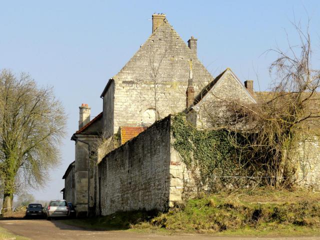Vue depuis le sud ; à gauche, le mur pignon du manoir avec une fenêtre à deux arcades à têtes tréflées.