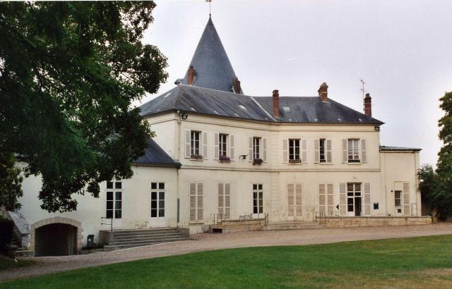 Trie-Château (Oise) Mairie, côté jardin.