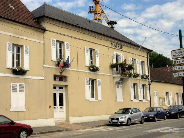 Mairie, rue de la République.