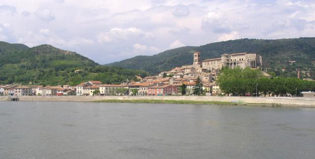 La Voulte vue de la rive gauche du Rhône