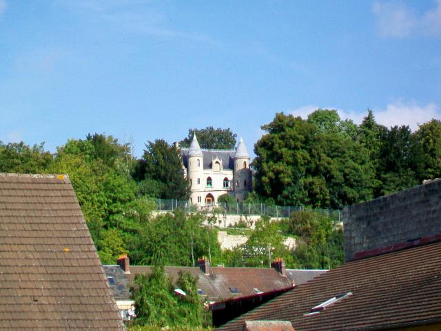 Le petit-château, près du cimetière ; vue depuis la rue Louis-Blanc.