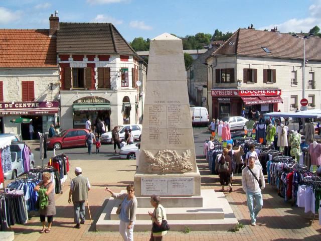 Le monument aux morts ; marché du dimanche.