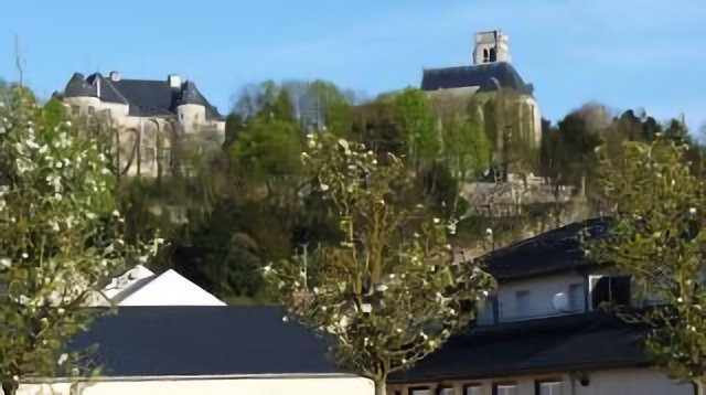 Montataire, le Château (XII ième) et l'Eglise Notre-Dame.
