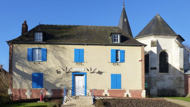 La mairie et le chœur de l'église Saint-Eloi d'Auchy-la-Montagne
