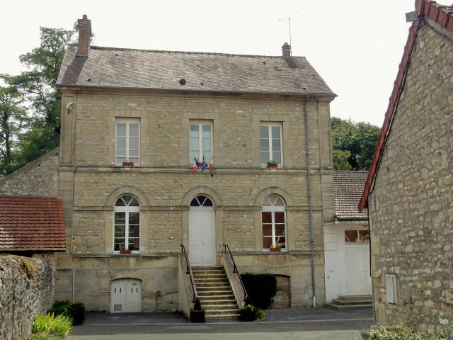 La mairie, place de la Mairie.