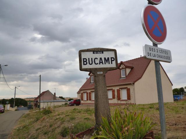 Le panneau Michelin d'entrée de commune de Bucamps (Oise). A noter l'orthographe 'Bucamp'.