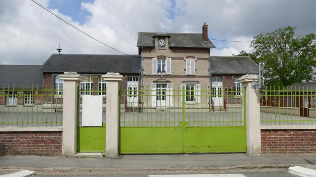 La mairie-école à Boissy-Fresnoy (Oise, Picardie, France).