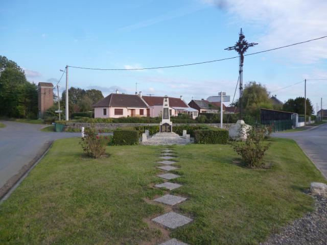 Le monument aux morts et un calvaire de la commune de Sérévillers (Oise).