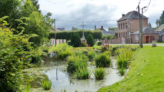 Mare, Place de l'Eglise et Mairie de Choqueuse-les-Bénards