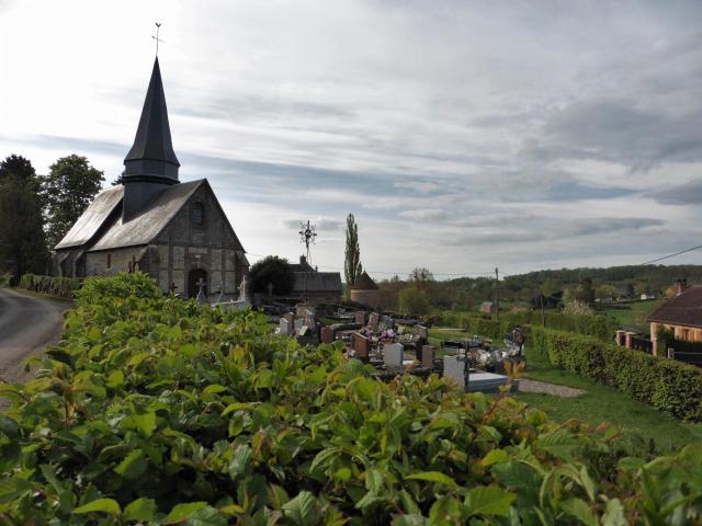 L'église et le cimetière d' Héricourt-sur-Thérain village de Picardie France
