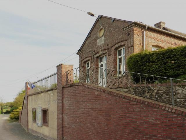 La mairie d' Héricourt-sur-Thérain village de Picardie France