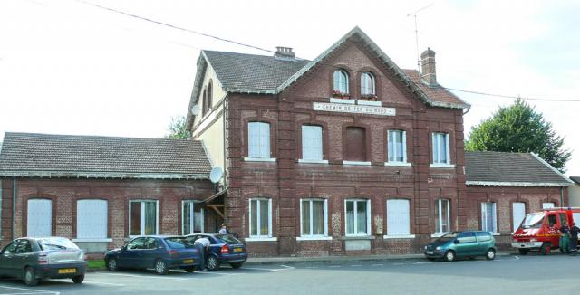 Facade sur rue de la Gare de Saint-Omer-en-Chaussée (Oise). La station étant désormains un Point d'arret non géré (PANG), le bâtiment…
