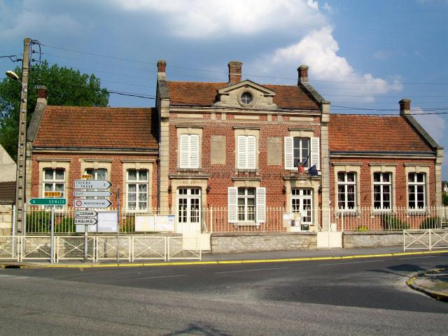 Mairie-école de Pontarmé, sur la route de Senlis.