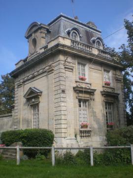 bâtiment de l'ancienne entrée du domaine du château de Fitz-James
