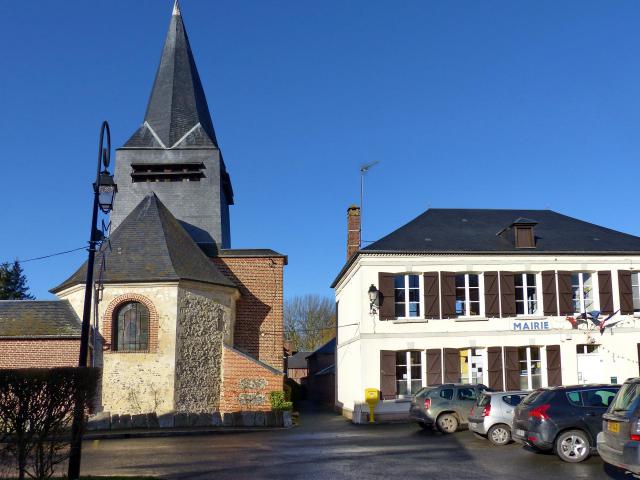 La mairie et le chevet de l'église Saint-Martin de Blicourt