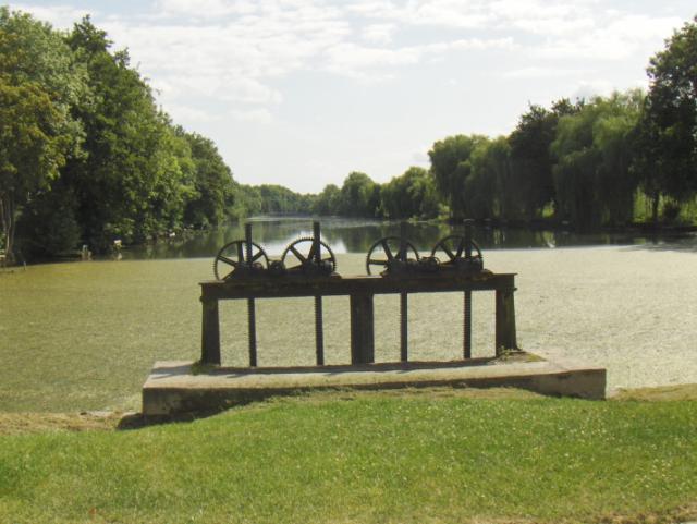 Extrémité du Grand Canal de Chantilly (Oise). Aperçu de la vanne.