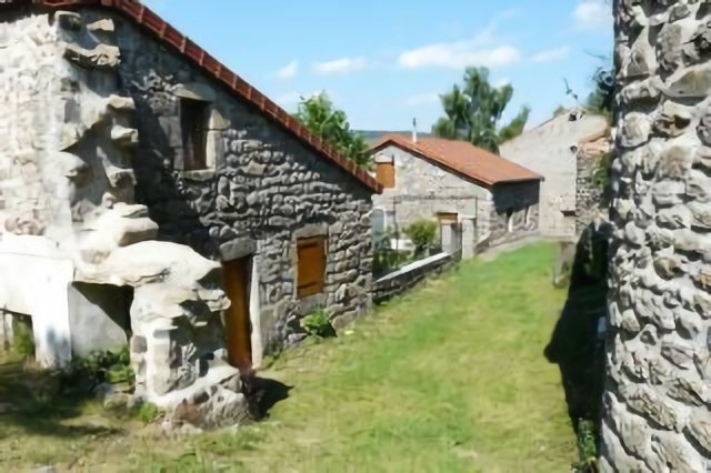 Une rue du village de Lespéron (Ardèche)