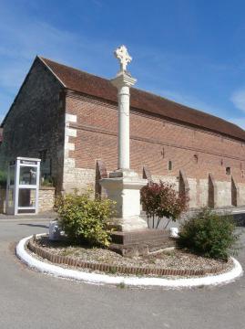 Calvaire à l'intersection entre les rues de l'église, de la mairie et de Noroy à Rémécourt (60).