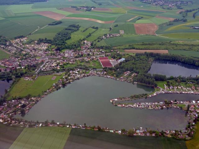 Vue aérienne des étangs de Milly-sur-Thérain (Oise), France.