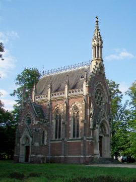 La chapelle néogothique Saint-Sulpice, consacrée en 1899, au parc du château de Saint-Sulpice-la-Ramée, au hameau de Loisy. Le domaine du…