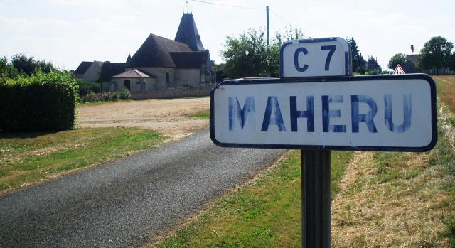 Entrée du village de Mahéru (Orne, France) avec ancien panneau.