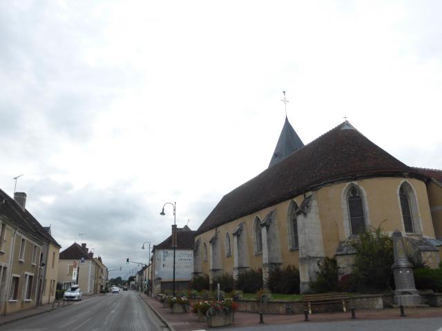 Rue principale et église Saint-Martin de Berd'huis, dans l'Orne.