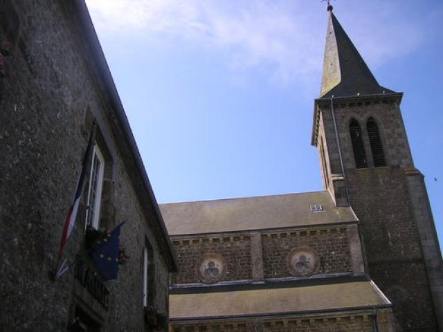 Mairie juste à côté de l'Eglise à la Coulonche