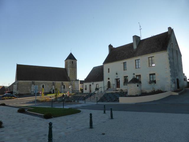 Église Saint-Rémi et salle municipale de La Rouge, dans l'Orne.