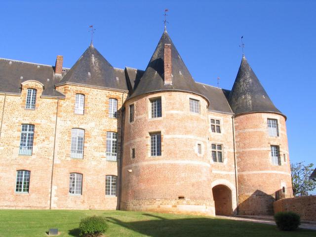 château des 12ème et 16ème siècles, en pierre et briques rouges (Gacé,,Orne, France)