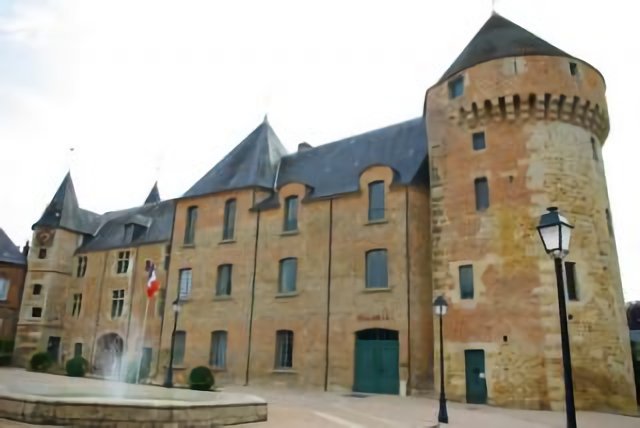 La fontaine et le château.