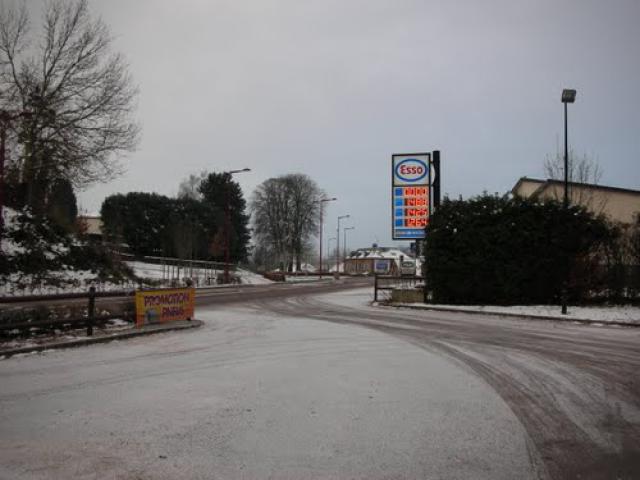 Petrol station in Gacé covered by some snow