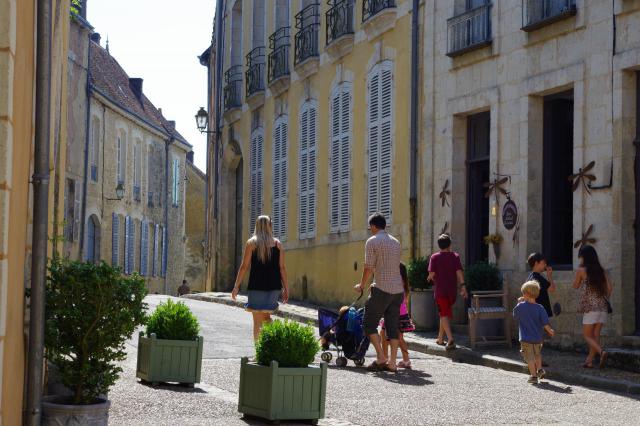 www.cdcpaysbellemois.fr/tourisme La rue ville close de Bellême est bordée de majestueux hôtels particuliers aux façades colorées