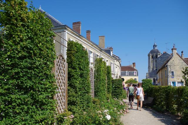www.cdcpaysbellemois.fr/tourisme Square place au blé, avec en arrière plan le clocher de l'église Saint-Sauveur de Bellême