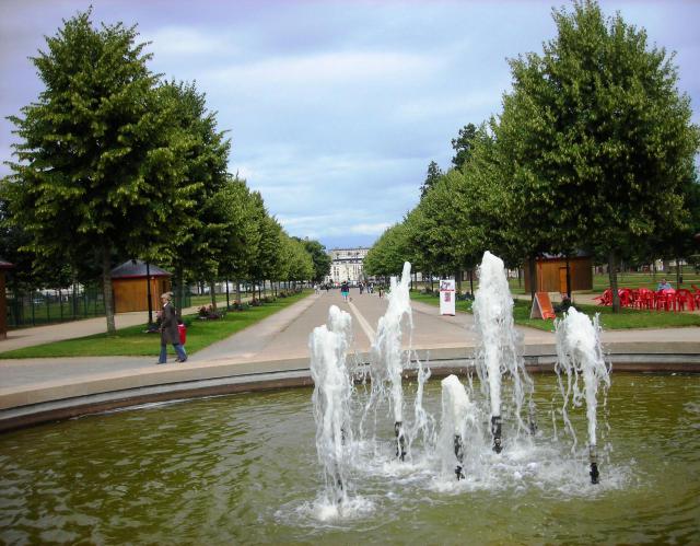 Parc des promenades d’Alençon (Orne, France) _ Vue de l’allée principale depuis la fontaine