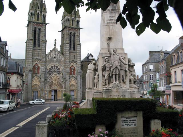 Ce monument aux morts se trouve place Leclerc. Nous pouvons contempler à l'arrière plan l'actuelle église de La Ferté-Macé ainsi qu'une…