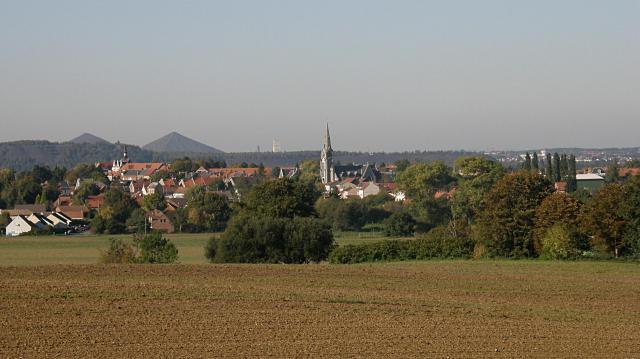 Vimy (Pas-de-Calais, France). Panorama, vu de Farbus. A l'arrière-plan, à gauche, les terrils jumeaux du 10/19 de Loos-en-Gohelle, les…