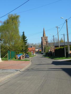 Vue d'une rue de la commune de Favreuil. Au fond, l'église.