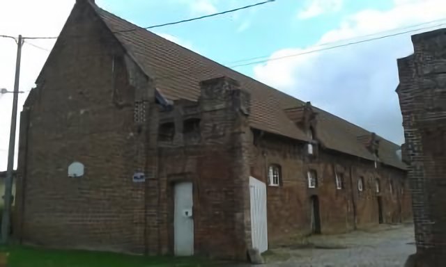 Un bâtiment de ferme très imposant, typiquement régional