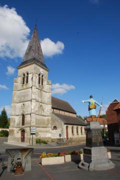 L'église et le monument aux morts de Bienvillers au Bois