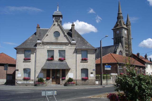 Mairie et église de Neuville-Saint-Vaast (62580, France). Photo prise par mes soins.