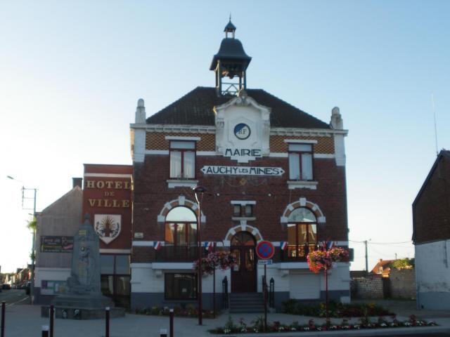 Vue de la mairie d'Auchy-les-Mines dans le Pas-de-Calais.