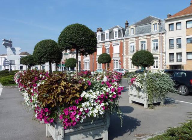 FRANCE, Béthune: Les jardinières devant le 'Palais de Justice', Place Lamartine
