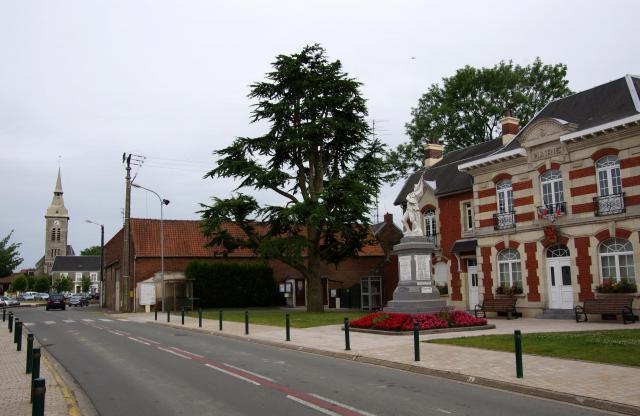 Thélus (Pas-de-Calais, France) - Le centre de la commune, avec l'église, la mairie et le monument-aux-morts. .